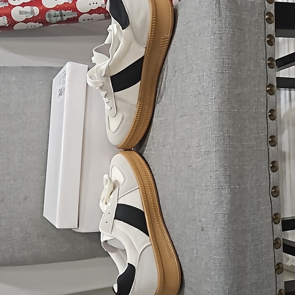 No Brand Sneakers, Grey, Off White, & Black Size 8 runs small.  NWOT - Picture 6 of 6